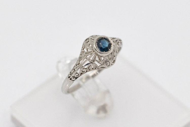 Bague 54 Bague en or blanc avec saphir, milieu du XXe siècle 58 Facettes TP10