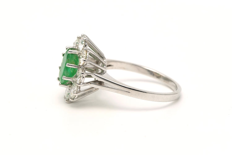 Bague contemporaine or blanc, émeraude et diamants (+/- 1.40 ct)