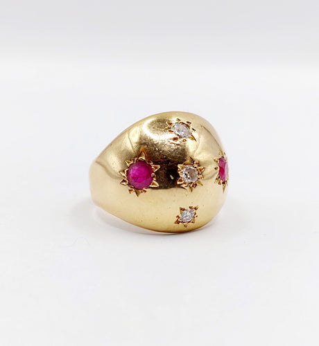 Bague dôme bombé or rose, diamants et rubis serti étoilé (circa 1950) 58 Facettes A06232