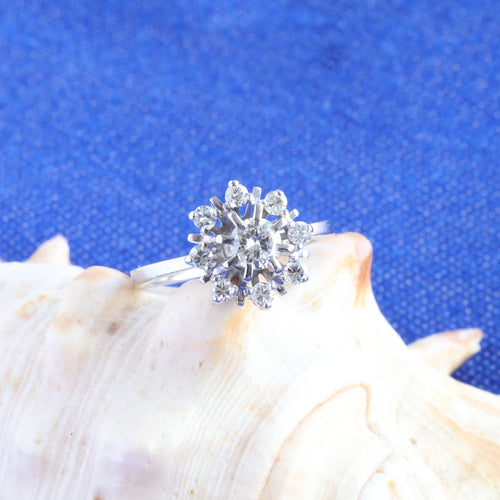 Bague rosace vintage en or blanc avec diamants