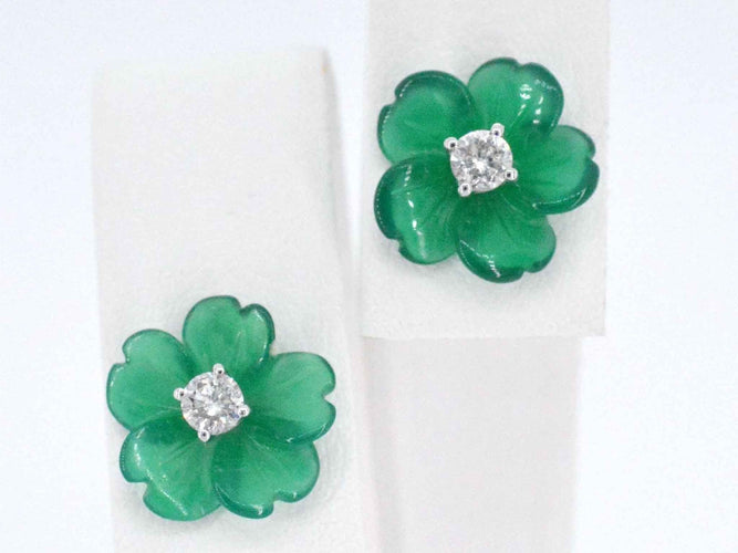 Boucles d'oreilles Boucles d'oreilles en or blanc 0,18 carat ornées d'une fleur précieuse verte et de gros diamants 58 Facettes 2258