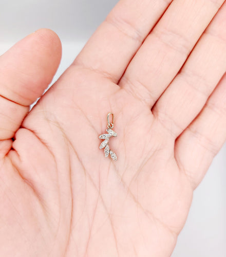 Pendentif Pendentif vintage or blanc branche fleurie et diamants 58 Facettes A06324