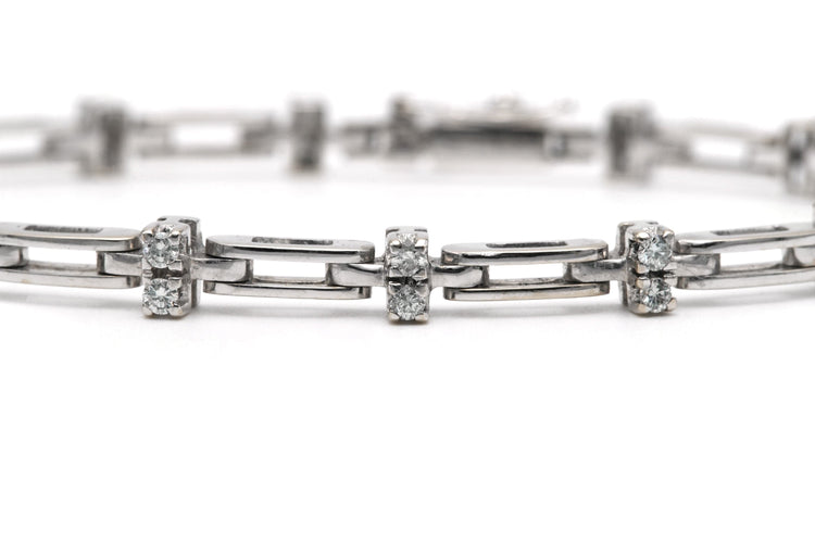 Bracelet Bracelet contemporain serti de diamants taille brillant en or blanc 18 carats 58 Facettes B777