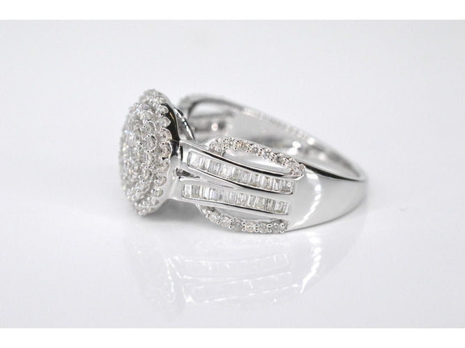 Bague 54 Bague entourage en or blanc avec diamants 58 Facettes 2079