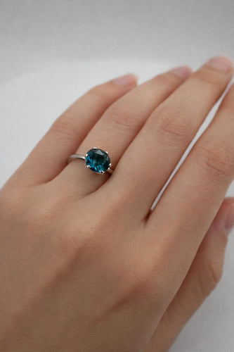 Solitaire en or blanc et topaze centrale, style London blue