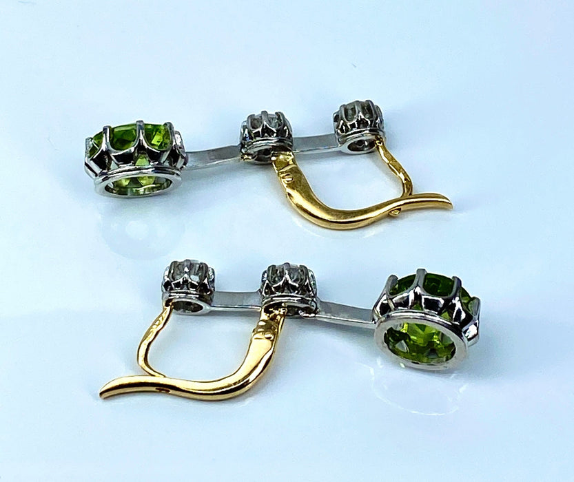 Boucles d'oreilles Paire de boucles d’oreilles en or jaune 18 carats et platine, diamants et peridots 58 Facettes AB500