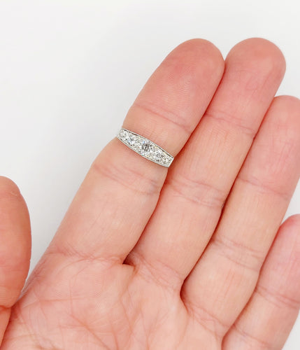 Bague jarretière Art déco en or blanc 18k et diamants taille ancienne 0,60 ct 58 Facettes A06451