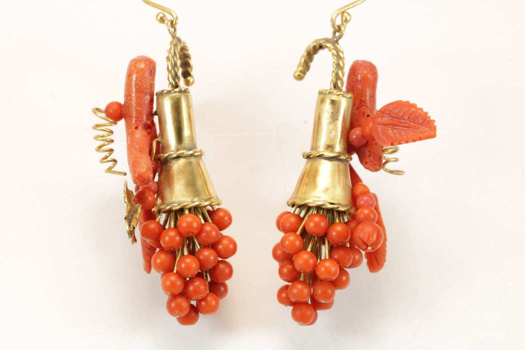 Boucles d'oreilles antiques en or et corail