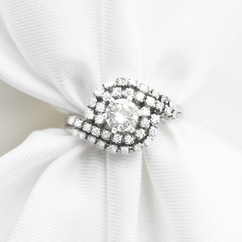 Bague Bague en or blanc avec un diamant central de 0,40 ct et des diamants d'accompagnement 58 Facettes 17321