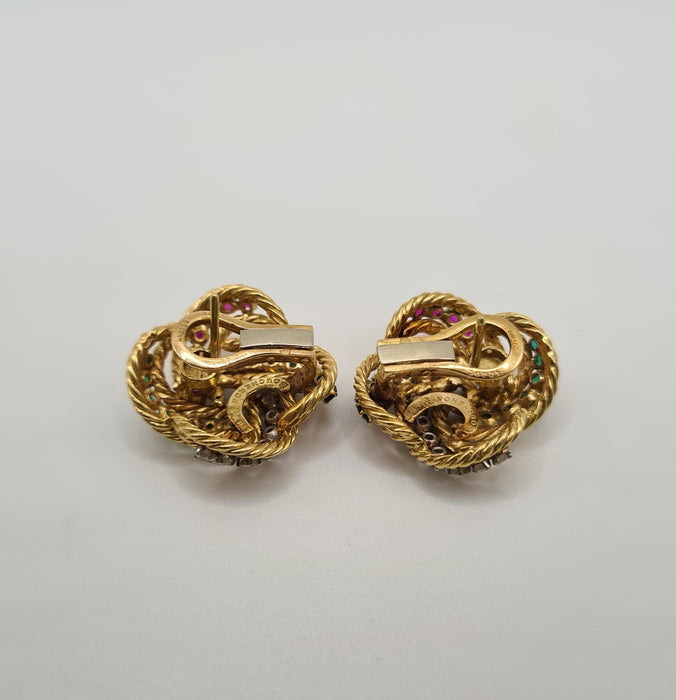 BOUCHERON - Boucles d’oreilles or jaune serties de diamants, saphirs, émeraudes et rubis 58 Facettes