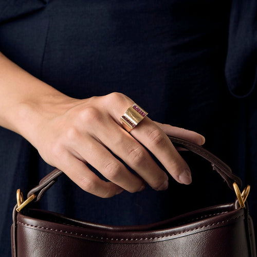 Bague Tank en or jaune et rubis de synthèse calibrés