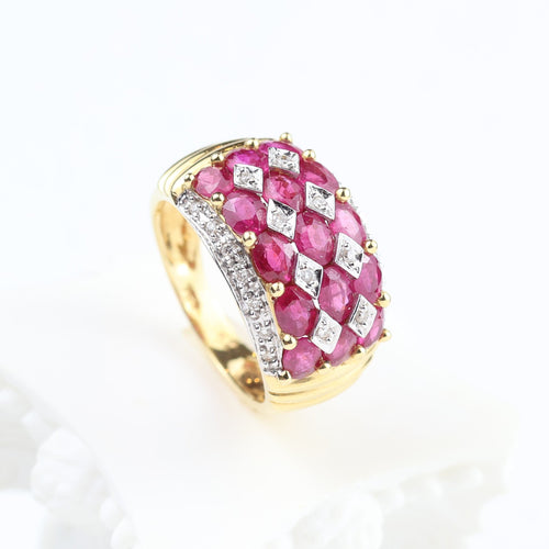 Bague Bague en or jaune 18 carats sertie de rubis ovales et de diamants 58 Facettes 132984