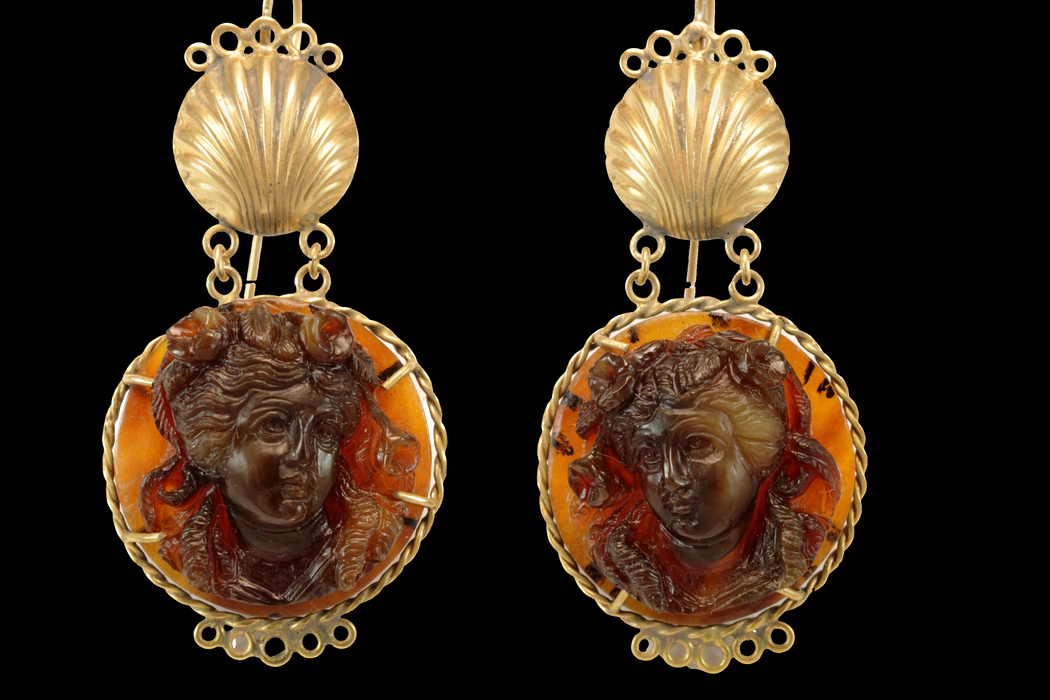 Boucles d'oreilles en or avec camées en écaille de tortue antiques