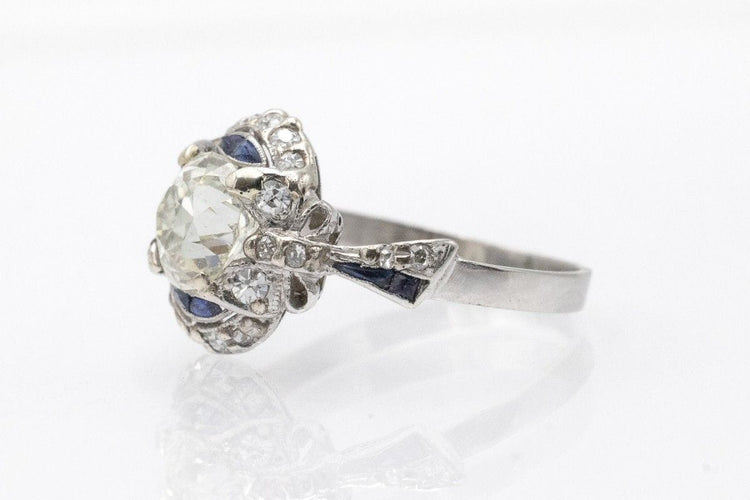 Bague 57 Une bague impressionnante ornée de diamants de 1,94 carat et de saphirs synthétiques. 58 Facettes PPK02