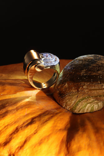 Bague 54 Beauté architecturale : bague vintage des années 1950 en or jaune, rouge et platine avec diamants 58 Facettes 24275-0277