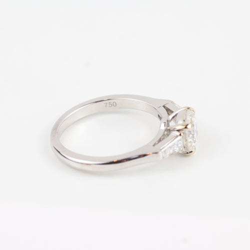 Bague Graff - Bague en or blanc 18 carats sertie d'un diamant central brillant et de diamants latéraux trapézoïdaux. 58 Facettes 130281