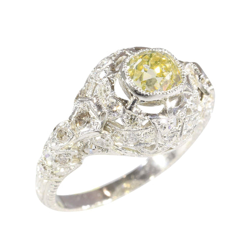 Bague 53 Bague édouardienne en platine avec diamant jaune fantaisie – Un écho dentelé à l'élégance des années 1920 58 Facettes 25115-0280