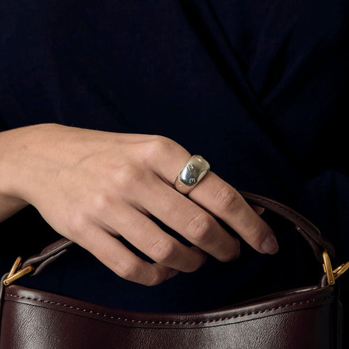 Bague 53 CHANEL-Bague jonc bombé gravé vintage en argent 58 Facettes LMB-264