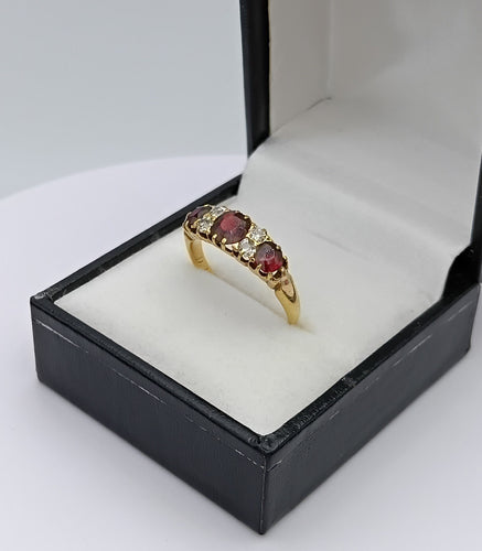 Bague 58 Bague jarretière ancienne en or jaune, sertie de grenats et diamants 58 Facettes