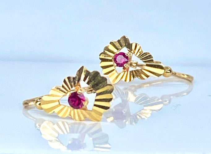 Boucles d’oreilles dormeuses en or jaune 18 carats et pierres rouges