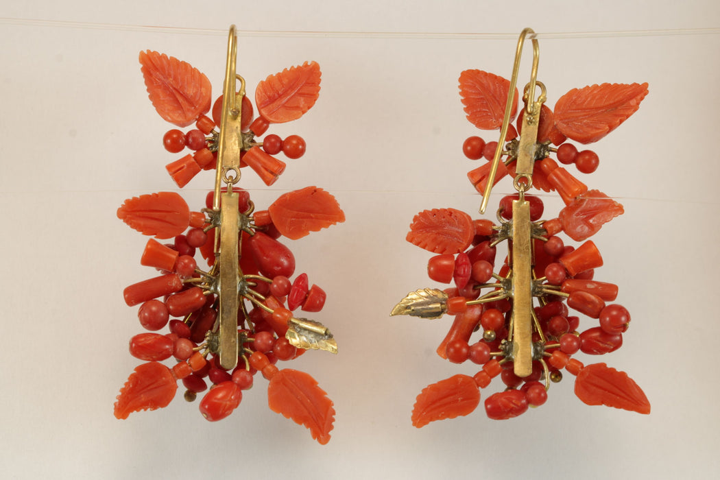 Boucles d'oreilles antiques en or et corail