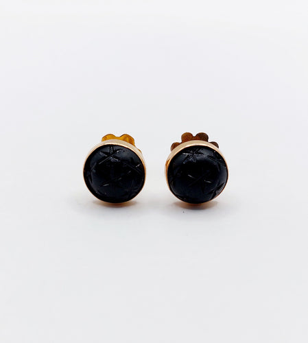 Boucles d'oreilles Puces d'oreilles antique or rose 18k cabochon de jais gravé d'étoiles (circa 1900) 58 Facettes A06158