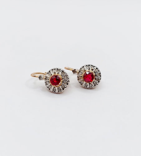 Boucles d'oreilles Dormeuses marguerite antique or rose pierre rouge et diamants 58 Facettes A00730