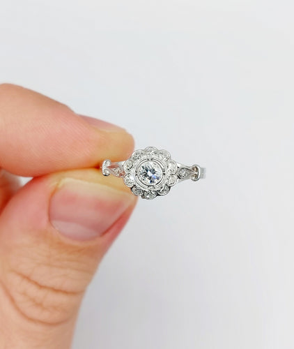 Bague 55.5 Bague marguerite art deco or blanc 18k et platine ornée de 0,54 carats de diamant 58 Facettes A04599