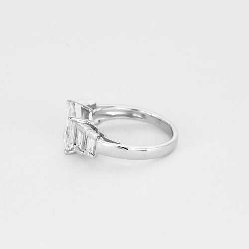 Bague 54 Bague solitaire en or blanc sertie d'un diamant taille princesse de 3,02 carats 58 Facettes