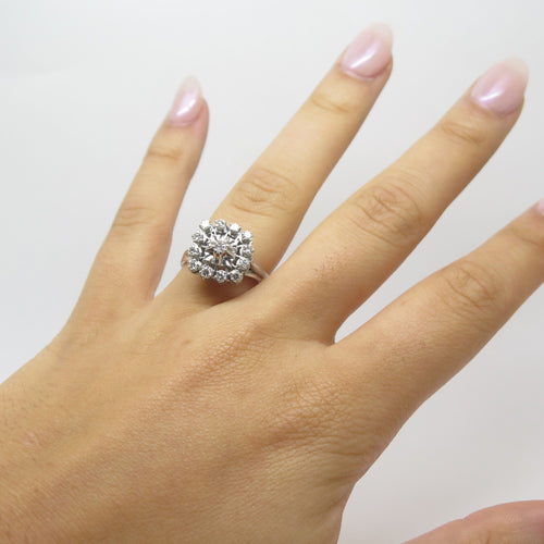 Bague 54 Bague Plateau carré en or blanc et diamants 58 Facettes