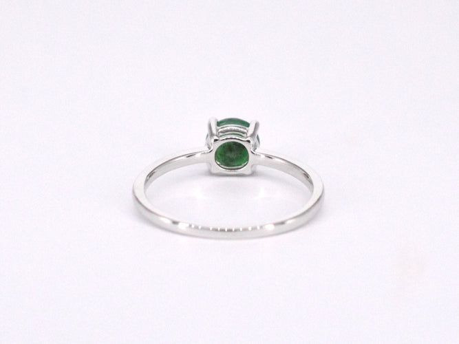Bague en or blanc avec émeraude