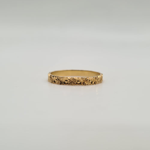 Bague 52.5 Alliance or jaune 18 carats avec des motifs 58 Facettes