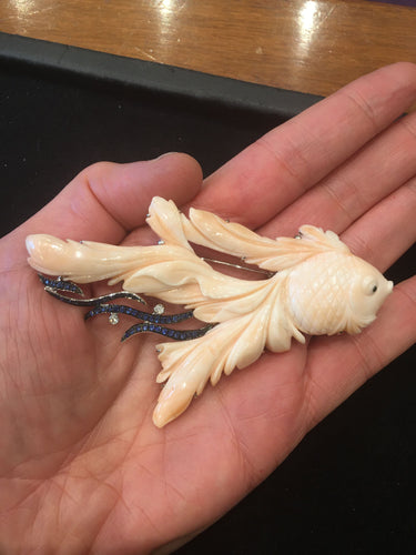 Broche Grande broche or gris, Poisson en Corail Peau d'Ange 58 Facettes