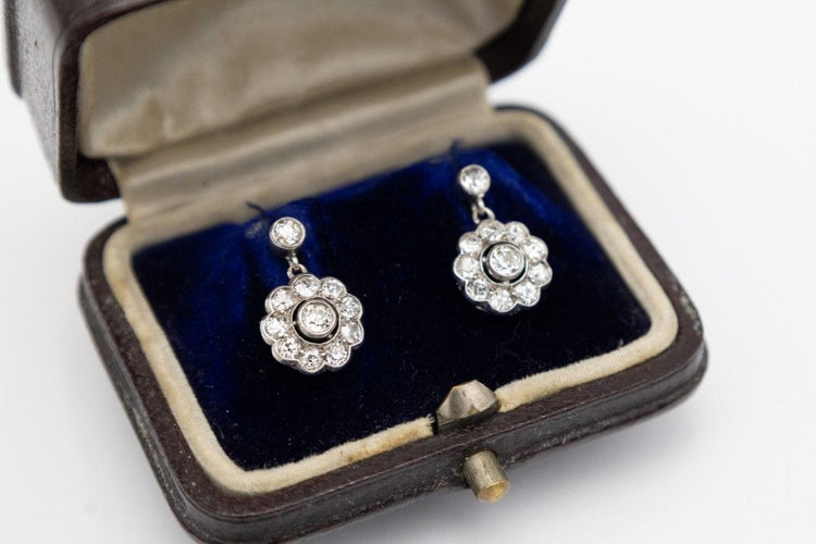 Boucles d'oreilles pendantes anciennes avec diamants en forme de fleurs.