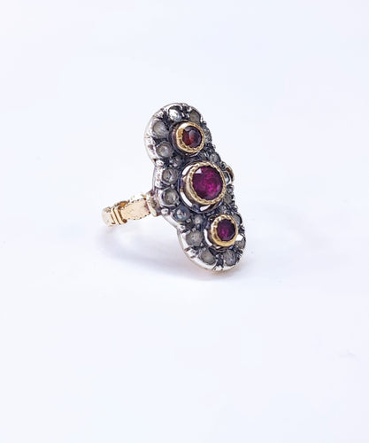 Bague 56 Bague marquise ancienne en or 18k, rubis et diamants taille rose 58 Facettes Marq.Rub.DV