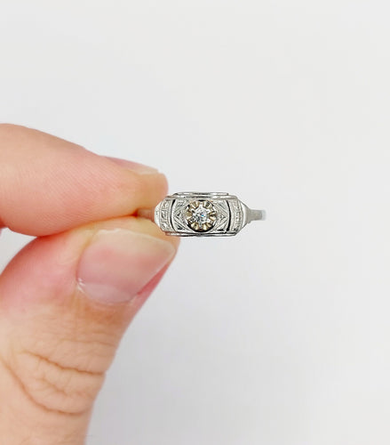 Bague 56 Bague Art Déco or blanc, diamant et monture géométrique (circa 1920) 58 Facettes A06246