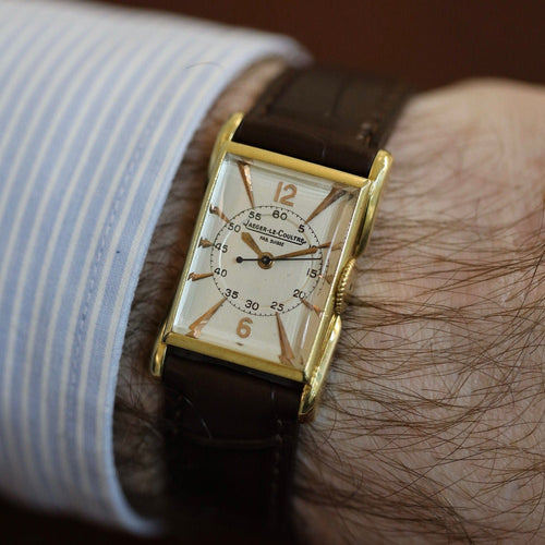 Montre Montre Jaeger-LeCoultre Rectangulaire – Or Jaune 18k – Calibre 437/1 – 1945 – Boîte Française 58 Facettes FB10700