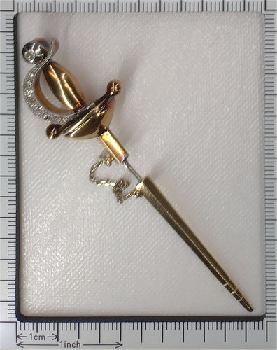Broche Une broche épée vintage ornée de diamants : une traversée du temps et de la mode 58 Facettes 24246-0390