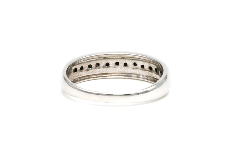 Bague 52 Bague contemporaine en or blanc 18 carats sertie de saphirs 58 Facettes B505