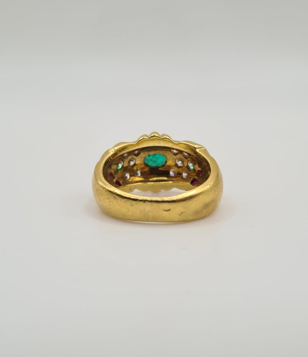 Bague or jaune sertie d’émeraude, diamants et rubis