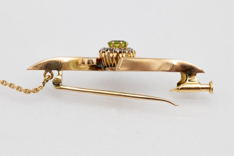 Broche Broche ancienne en or jaune avec olivine et diamants. 58 Facettes 10280
