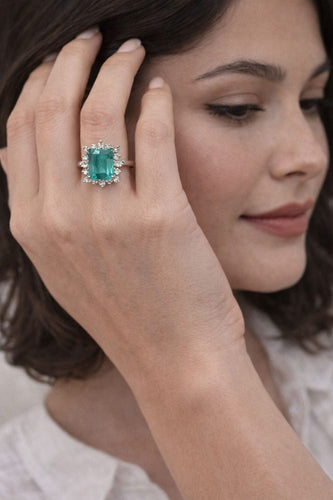 Bague 53 Bague en or blanc avec émeraudes et diamants 58 Facettes 50370