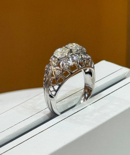 Bague ancienne ajourée en or blanc et diamants