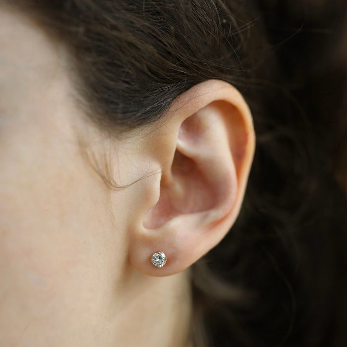 Puces d'oreilles en or rose avec deux diamants