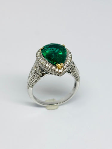 Bague 53 Bague moderne en or jaune avec émeraude naturelle en forme de poire et diamants 58 Facettes E19