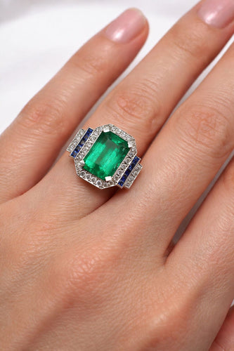 Bague 55 Bague en or blanc sertie d'une émeraude taille octogonale, de diamants et de saphirs. 58 Facettes 50404