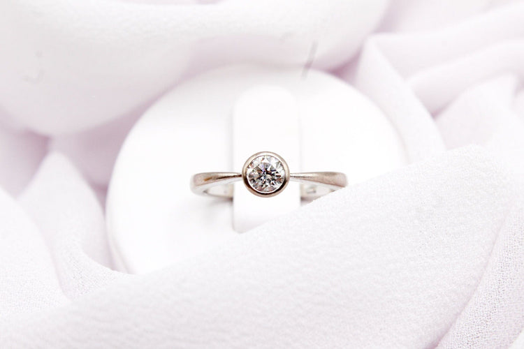 Bague Bague solitaire serti clos or blanc et diamant 0,35 ct G VS 58 Facettes 240328