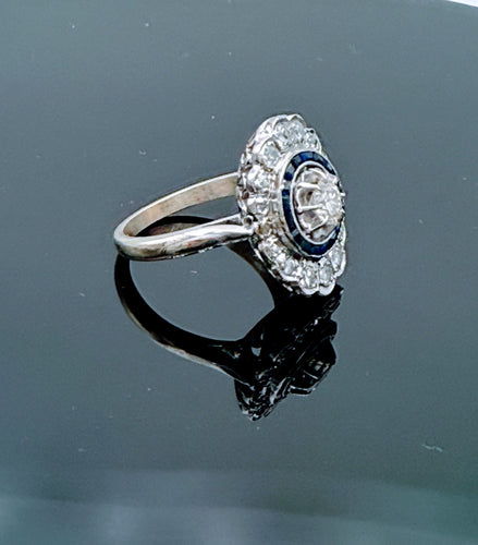 Bague 53.5 Bague ovale Art Déco en or gris sertie de diamants et saphirs 58 Facettes