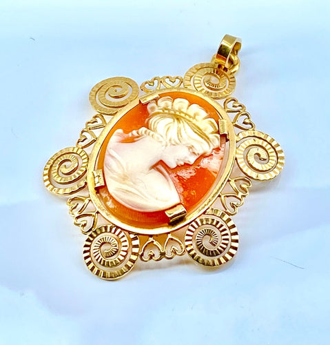Pendentif Pendentif en or jaune et camée profil de femme 58 Facettes AB621