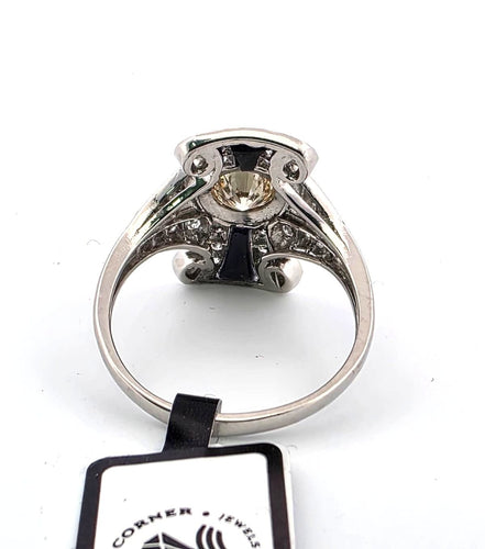 Bague en platine avec un gros diamant central et des diamants